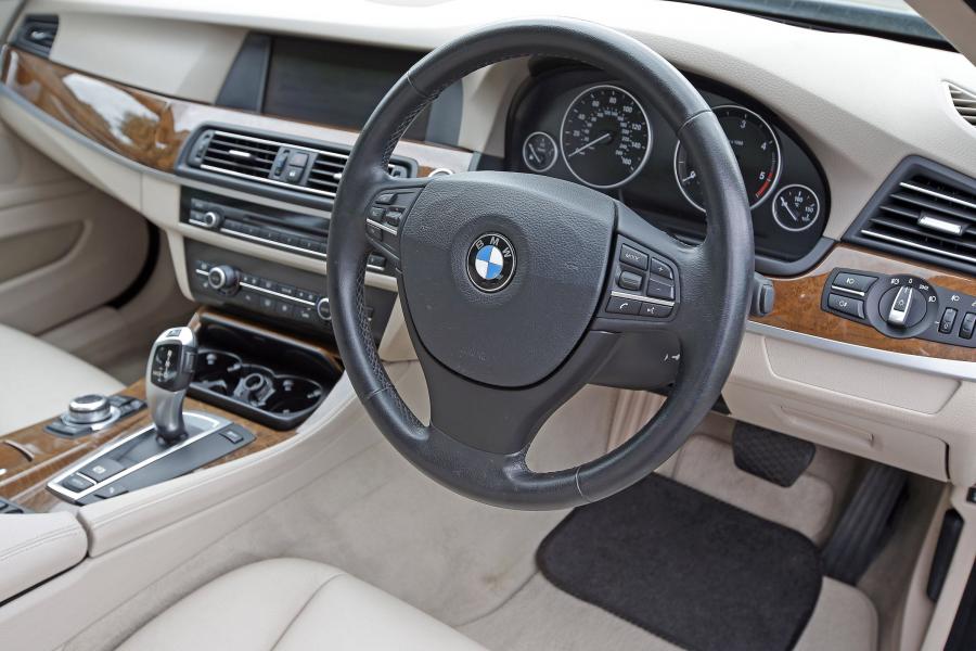 Интерьер BMW 525d Sedan (F10) 2010 года  (UK) (фото 10 из 11)